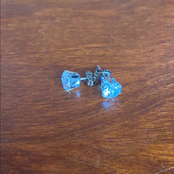 Studded earrings - Picture 3 of 4